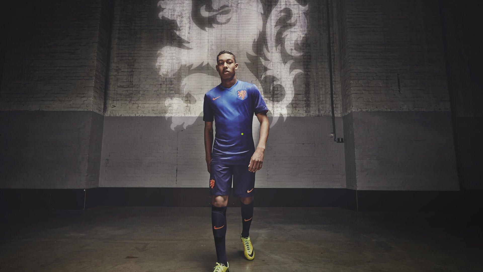 杰伦-布朗持球单打演绎王者风范,转身一打二高难度上篮锁定胜局